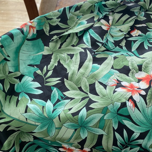 Gorgeous Hawaiian sarong/wrap - Picture 2 of 5